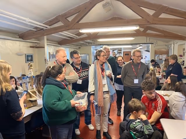 Personer besøker en leir med aktiviteter for barn og unge