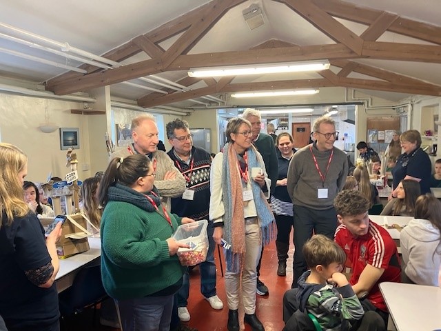 Personer besøker en leir med aktiviteter for barn og unge