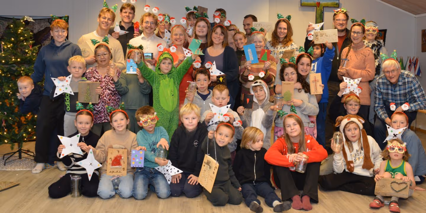 Gruppebilde av deltakerne på juleverkstedleir på Fjordglimt