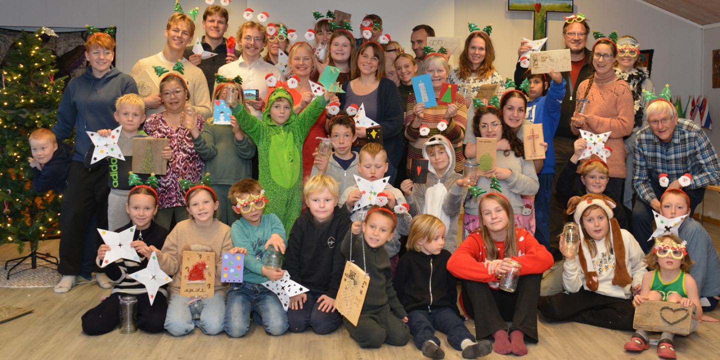 Gruppebilde av deltakerne på juleverkstedleir på Fjordglimt