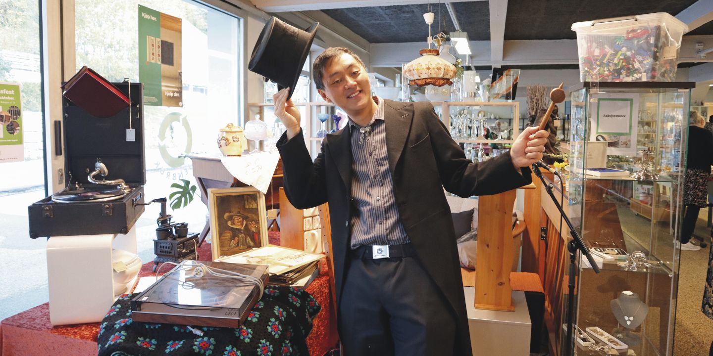 Bildet viser en person som letter på en flosshatt