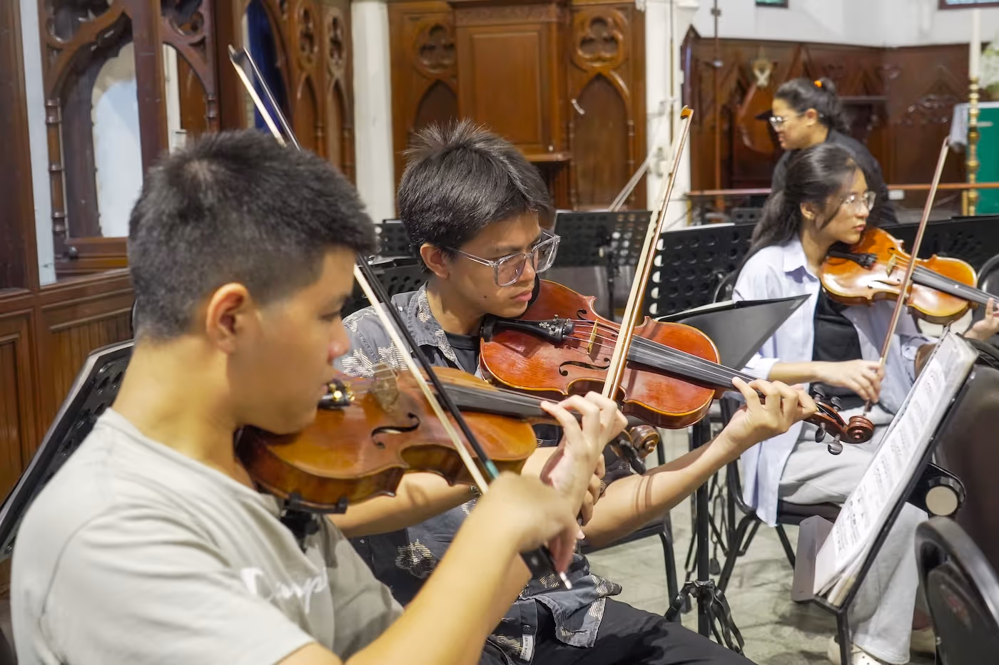 Bildet viser musikere som spiller fiolin