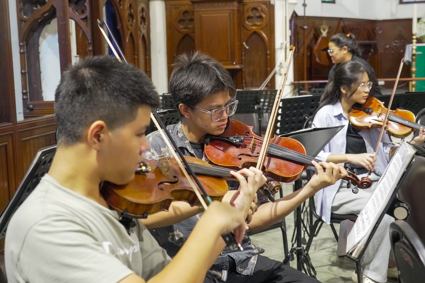 Bildet viser musikere som spiller fiolin