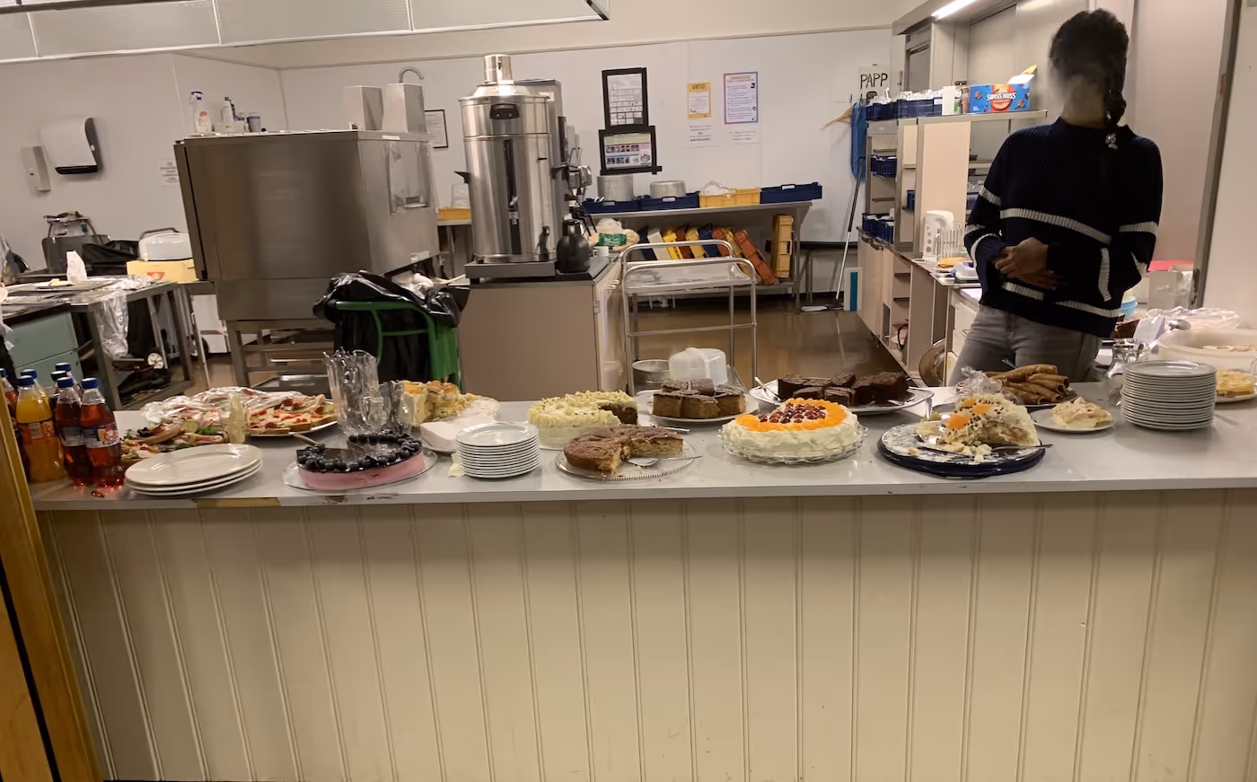 Bildet viser et kakebord