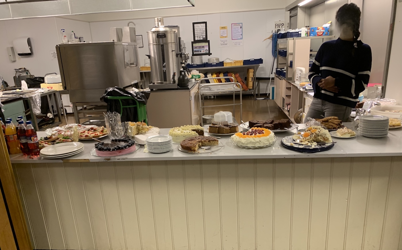 Bildet viser et kakebord