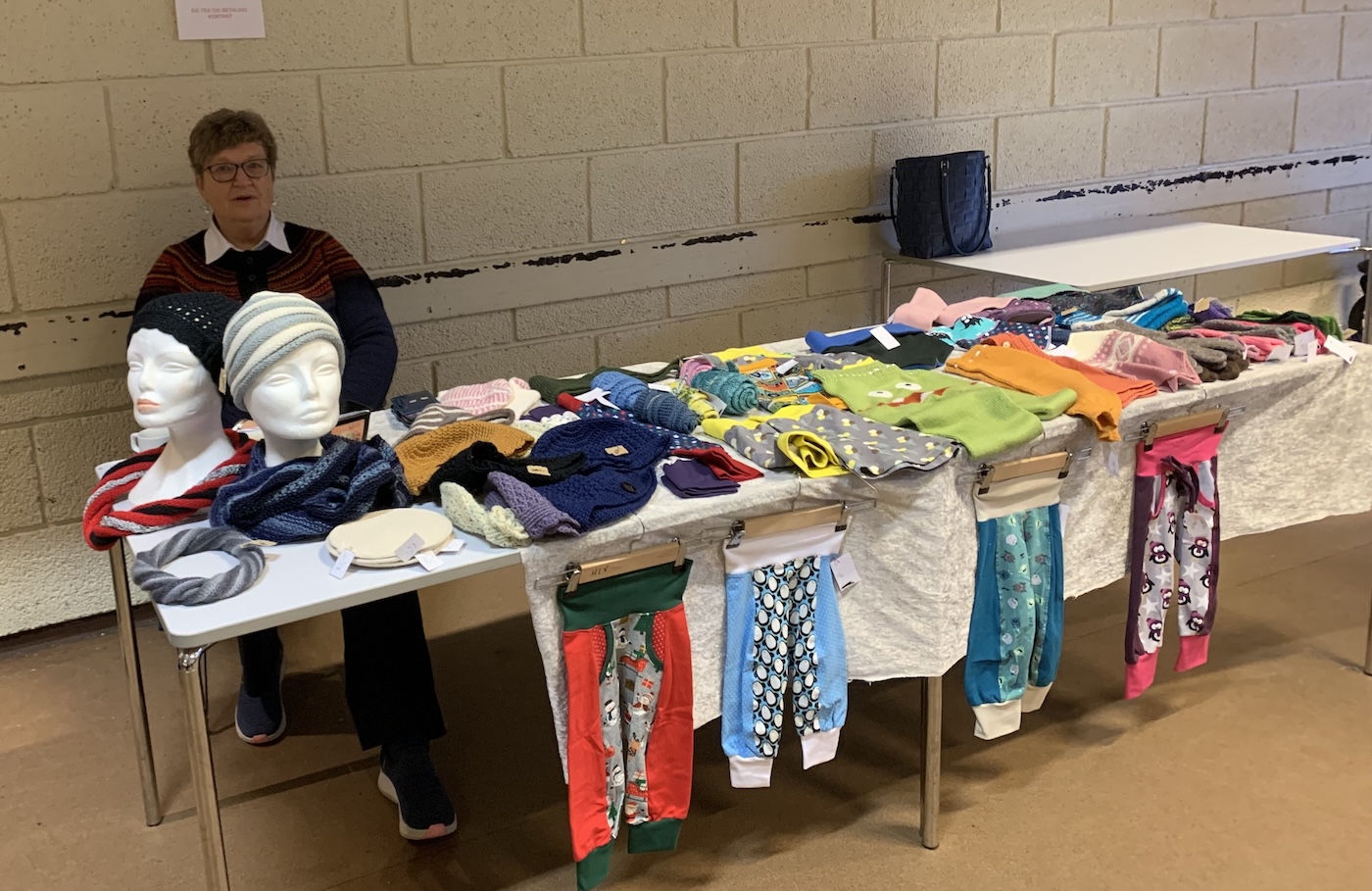 Bildet viser en person bak et salgsbord