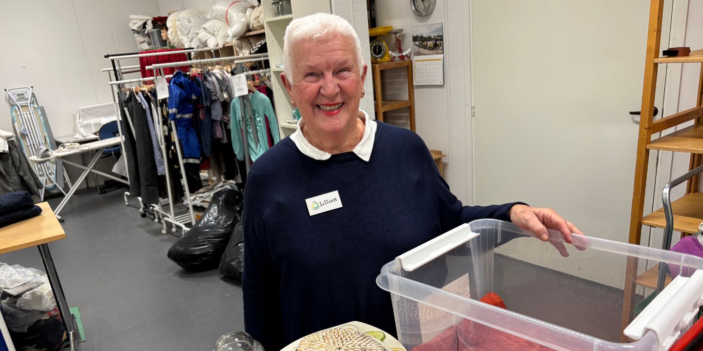 Bildet viser Lillian Langås i NMS Gjenbruk-butikken i Kristiansand