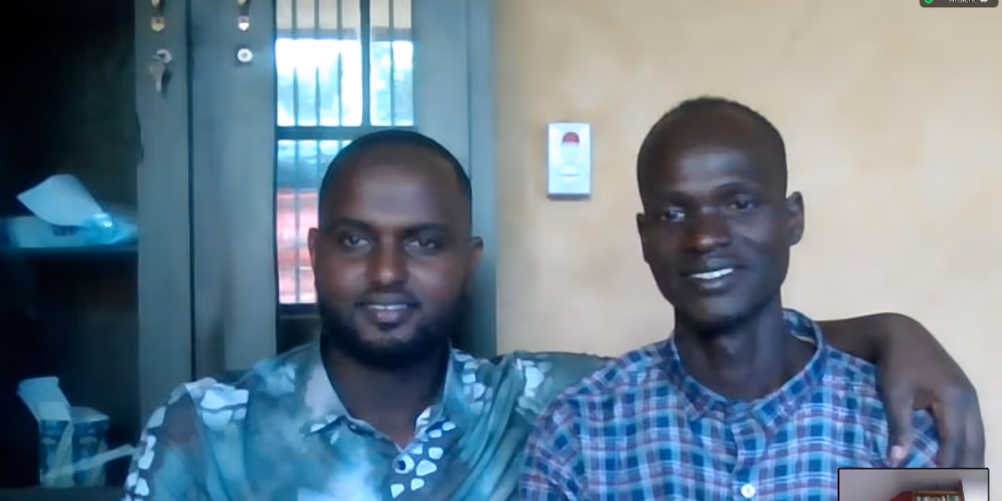 Bildet viser to personer som står sammen