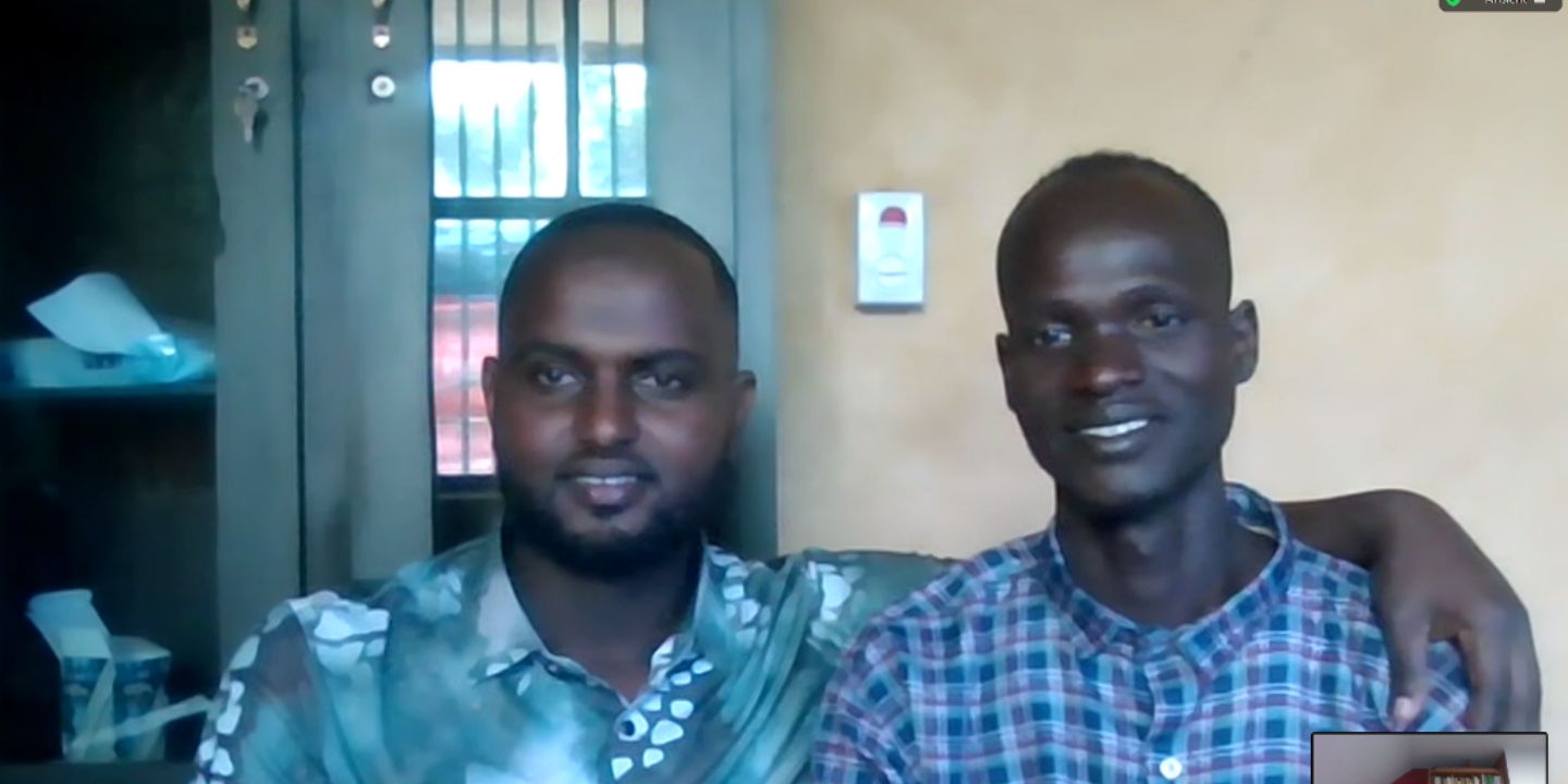 Bildet viser to personer som står sammen