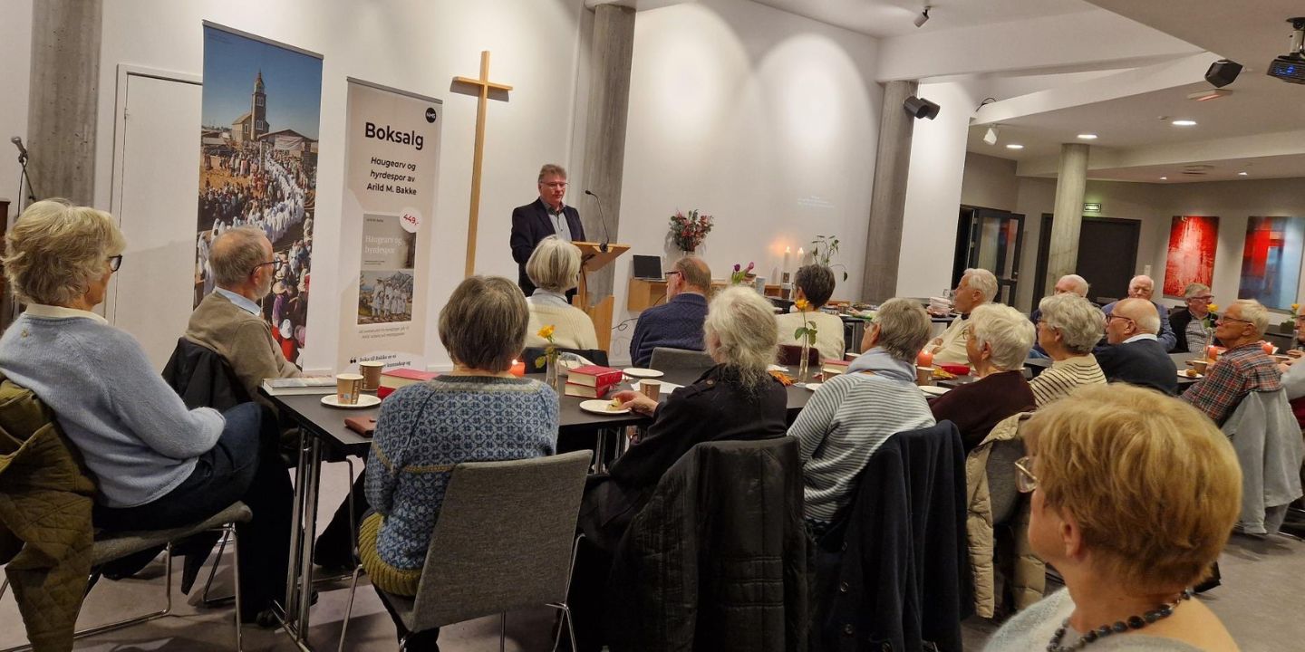 Bildet viser Arild Bakke på talerstolen foran en forsamling