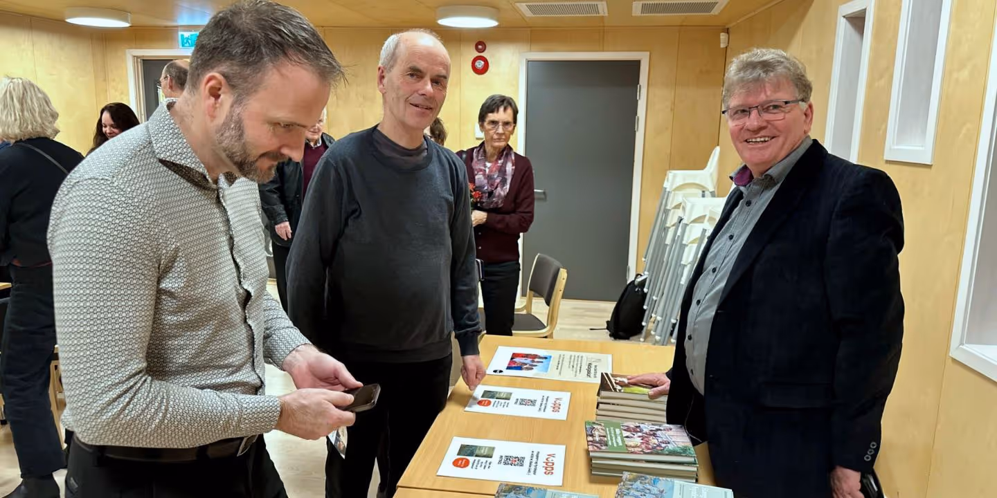 Bildet viser to personer som kjøper bok under boksalg