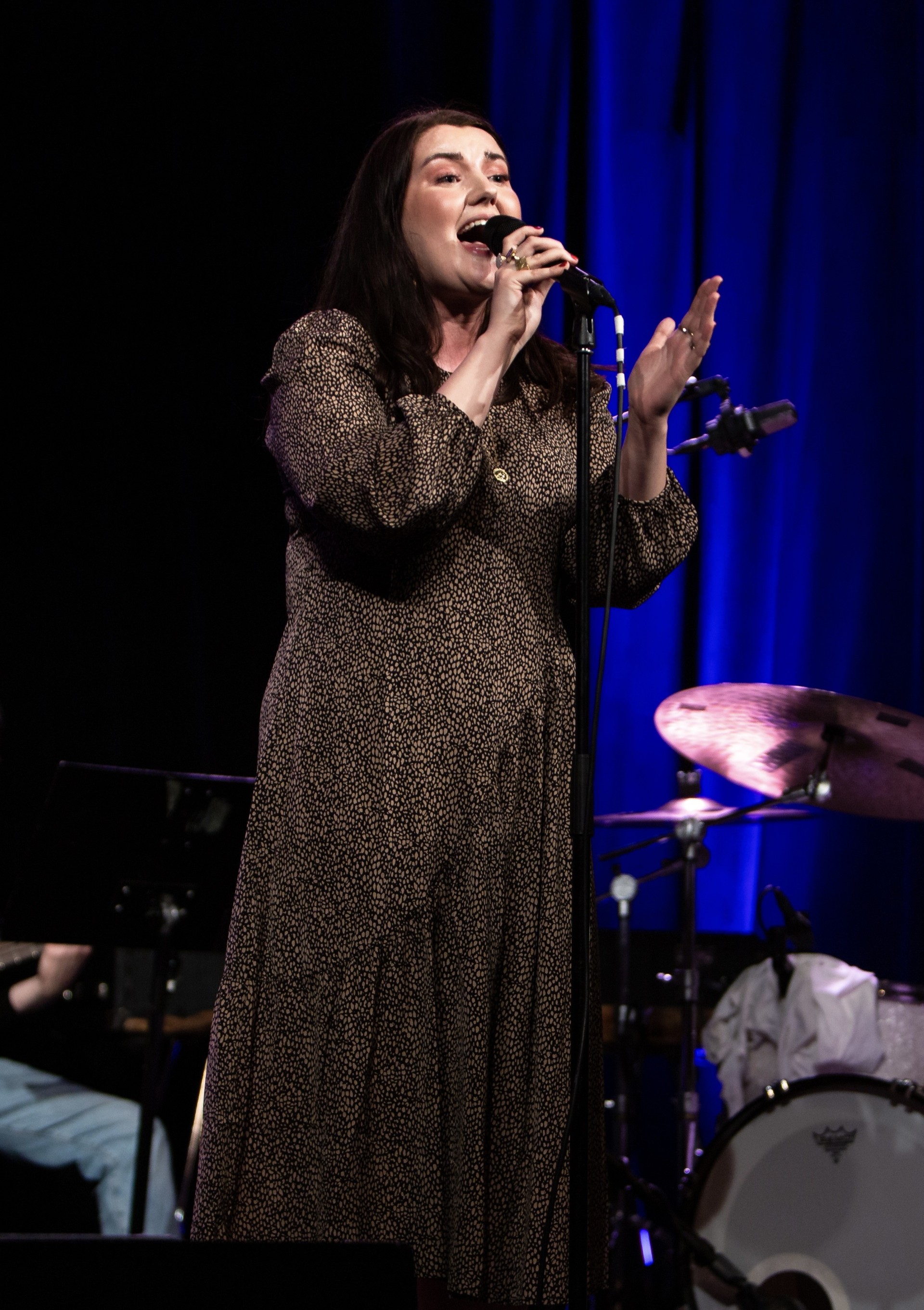 Bildet viser en dame som synger