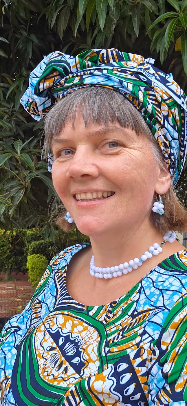 Bildet viser et nærbilde av en kvinne i fargerike klær