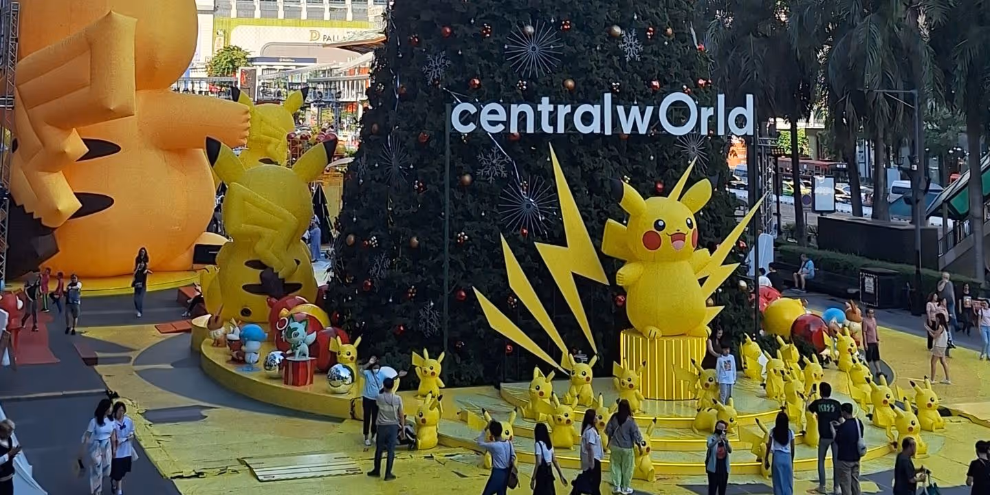 Bildet viser Pikachu-figurer foran et stort juletre i Thailand