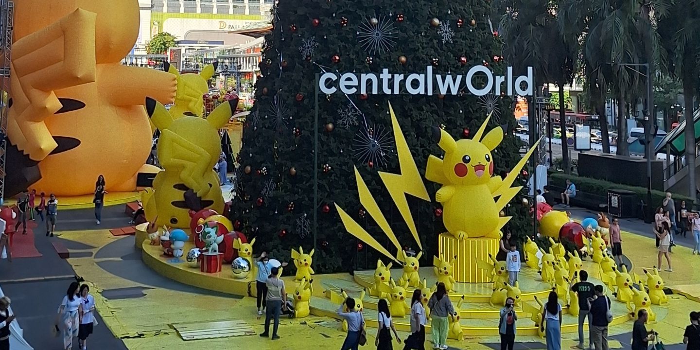 Bildet viser Pikachu-figurer foran et stort juletre i Thailand