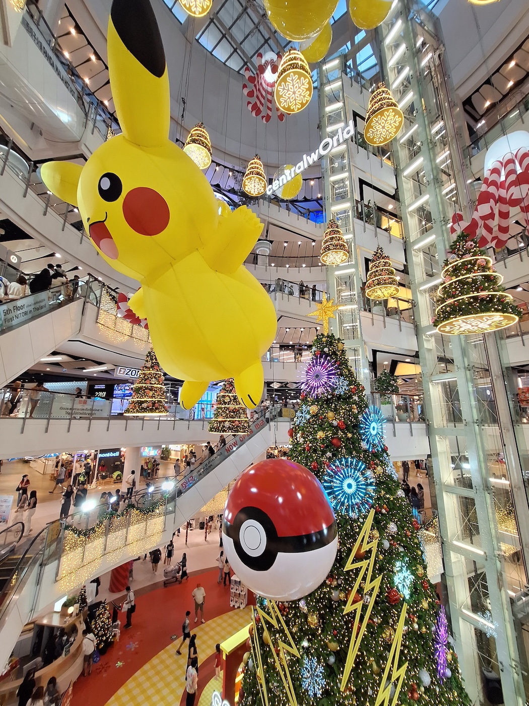 Bildet viser Pikachu-dekorasjon på et kjøpesenter