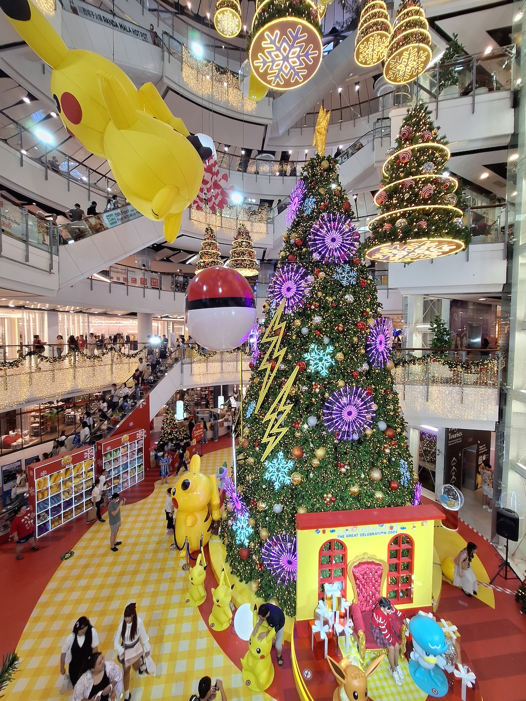 Bildet viser Pikachu-dekorasjon på et kjøpesenter