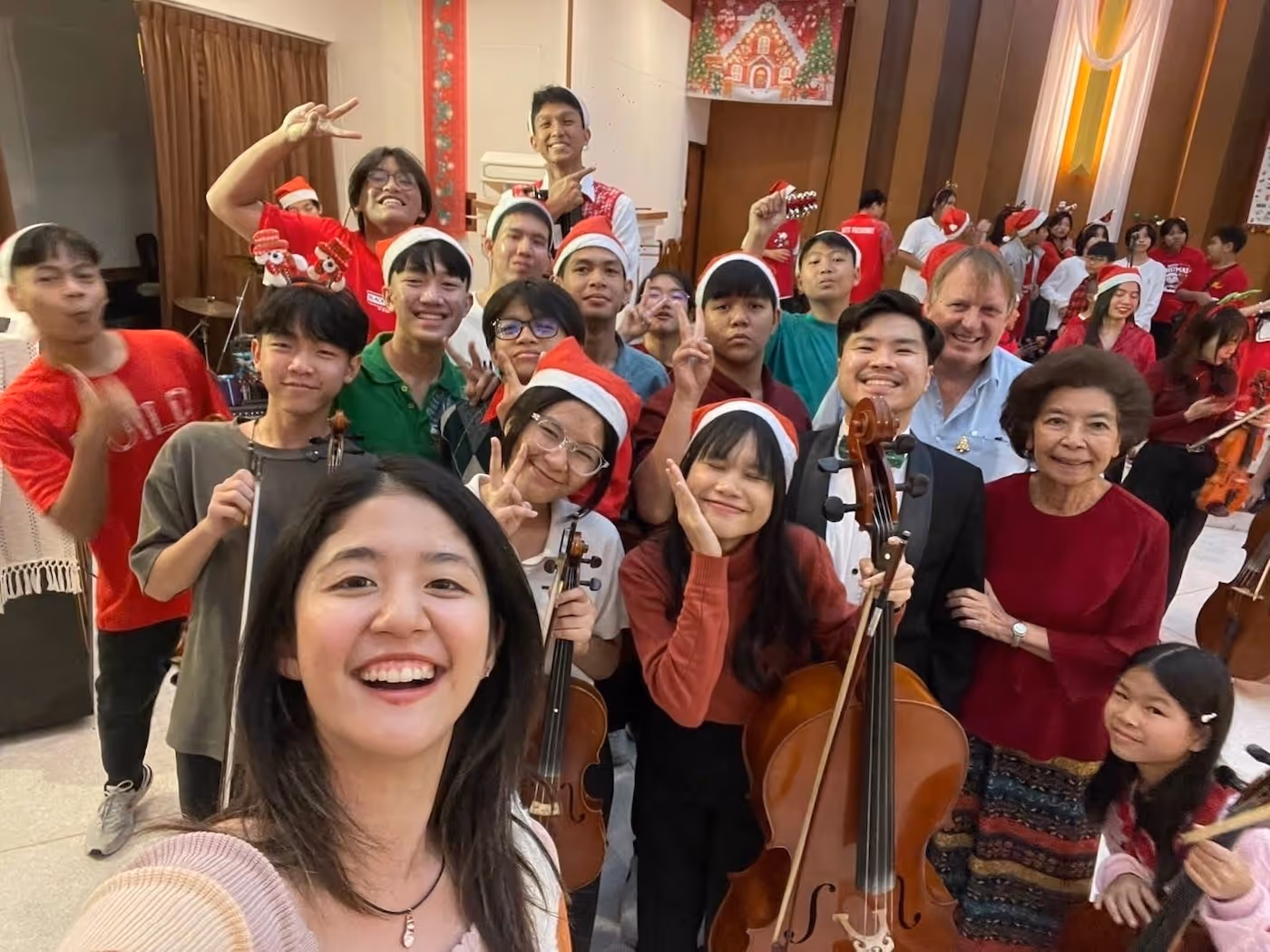 Gruppebilder av medlemmene i Immanuel orkester