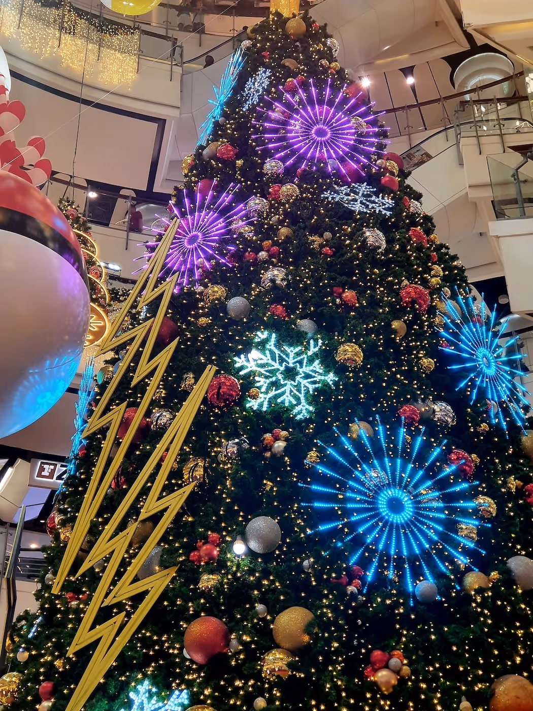 Bildet viser et pyntet juletre på et kjøpesenter