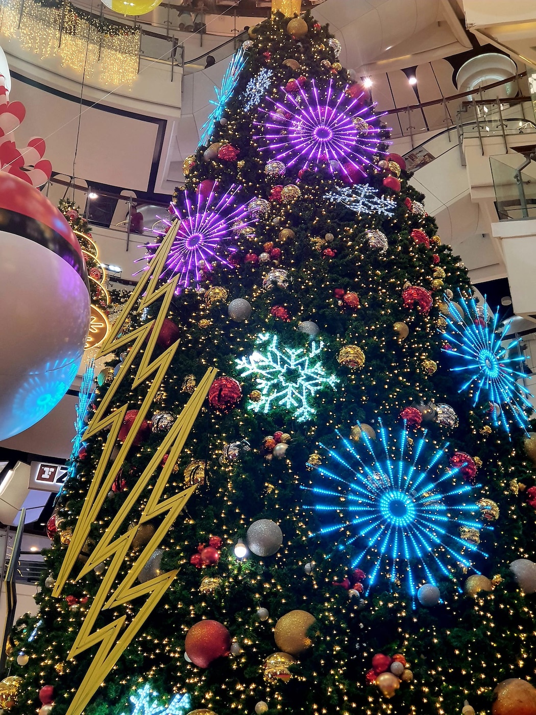 Bildet viser et pyntet juletre på et kjøpesenter