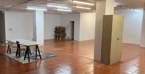 Bildet viser et tomt forsamlingslokale