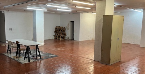 Bildet viser et tomt forsamlingslokale