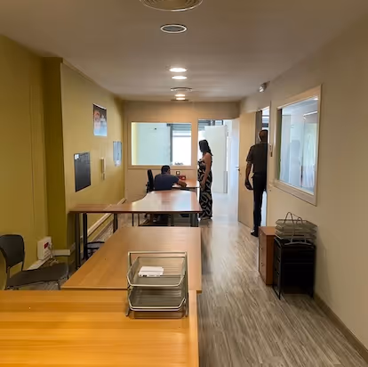 Bildet viser et tomt forsamlingslokale