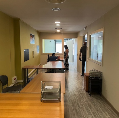 Bildet viser et tomt forsamlingslokale