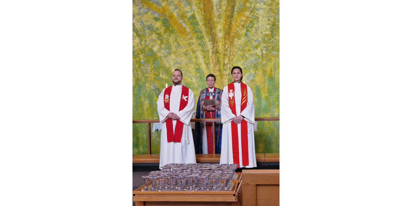 Bildet viser August Martin Christensen, biskop Anne Lise Ådnøy og Berly Kristina Unlayao Slettebø-Knudsen under en vigslingsgudstjeneste