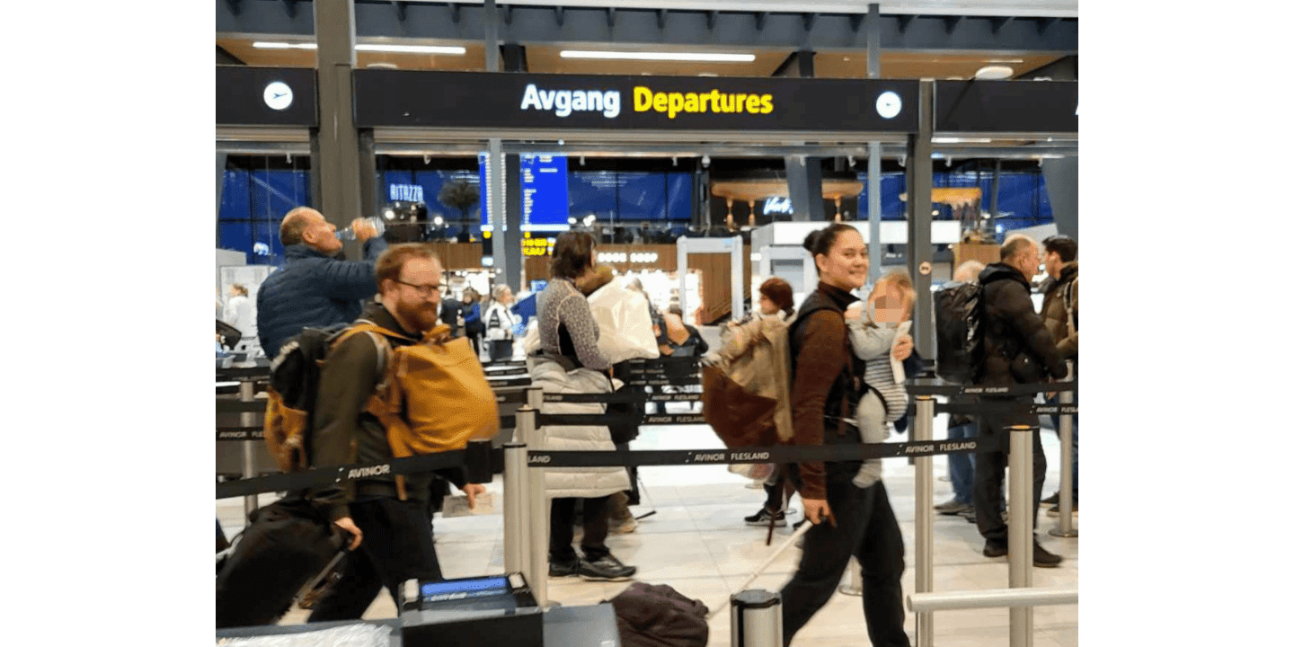 Bildet viser Jone og Berly Kristina Unlayao Slettebø-Knudsen ved avreise fra flyplassen på Sola