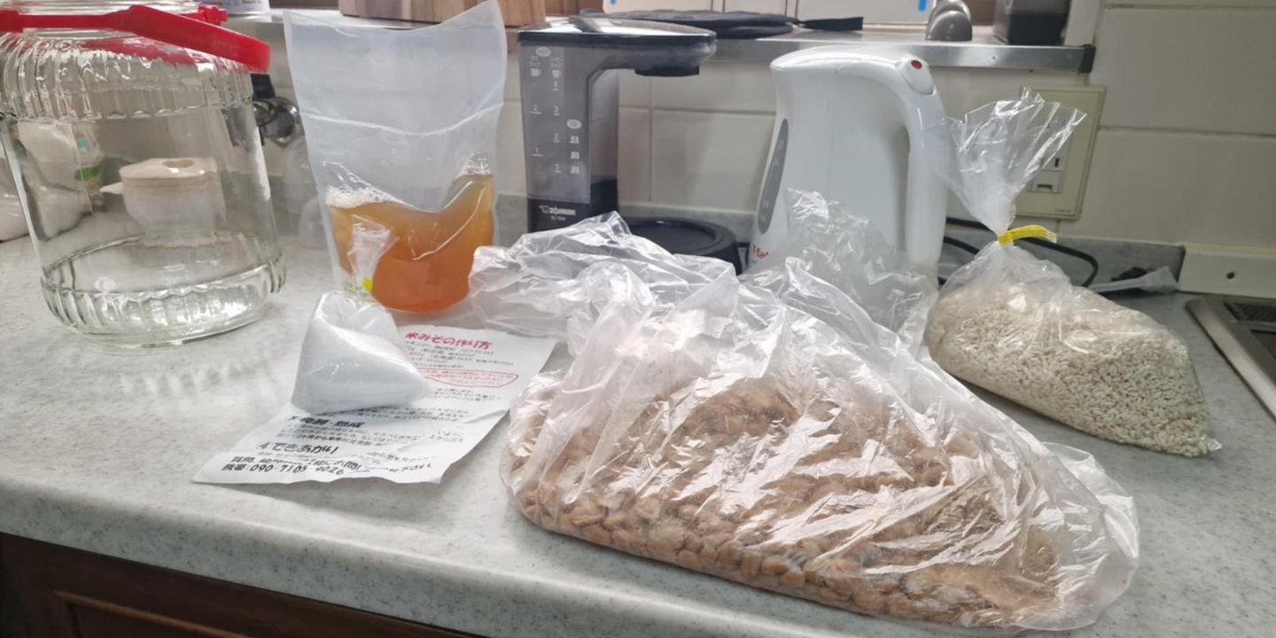 Bildet viser diverse kjøkkengjenstander i anledning tilbereding av miso