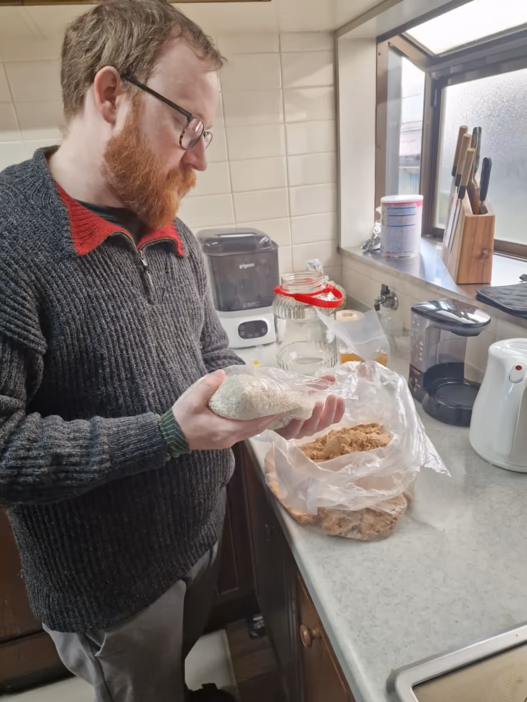 Bildet viser en person som tilbereder miso på kjøkkenet