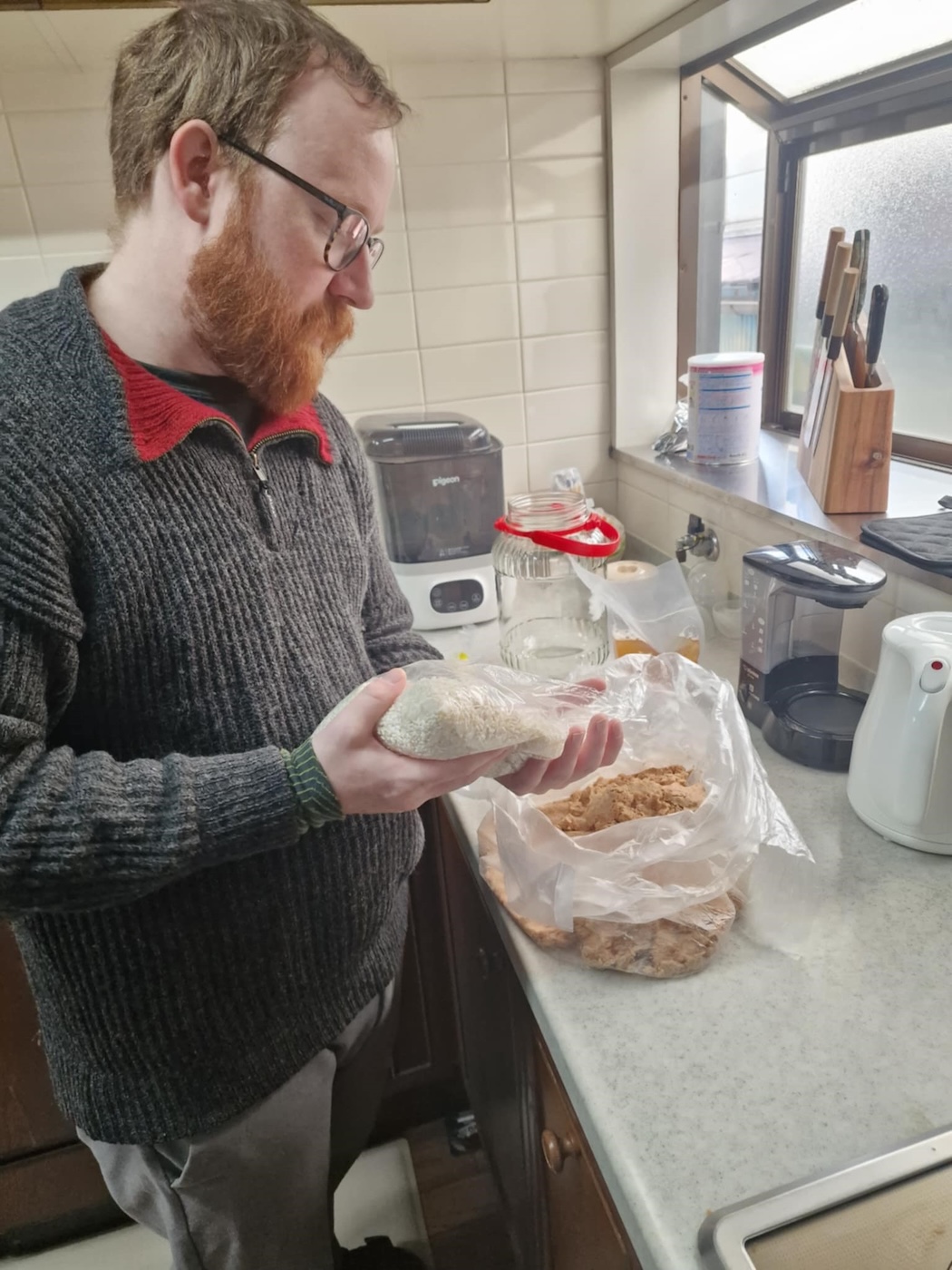 Bildet viser en person som tilbereder miso på kjøkkenet