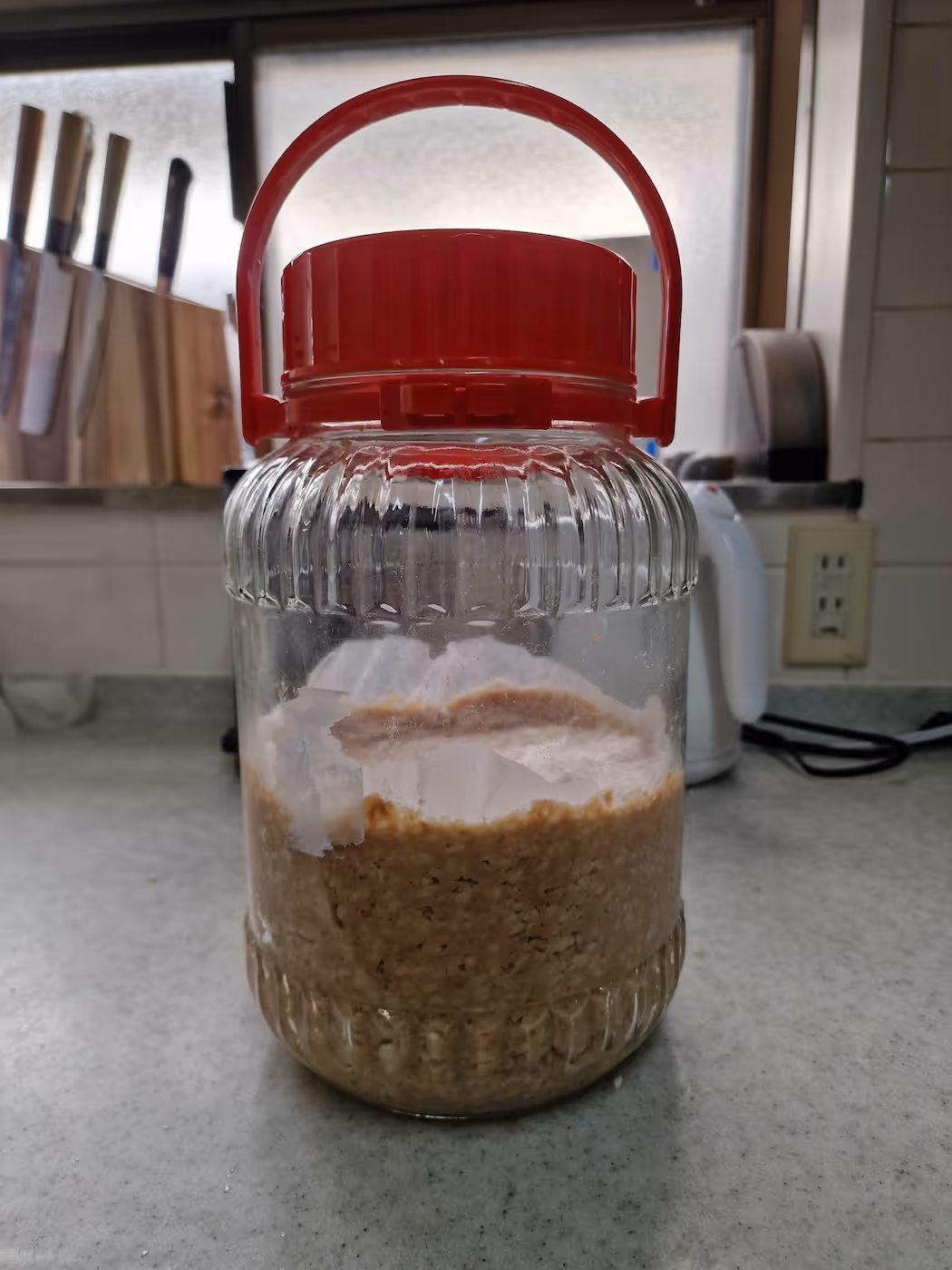 Bildet viser ei krukke med miso