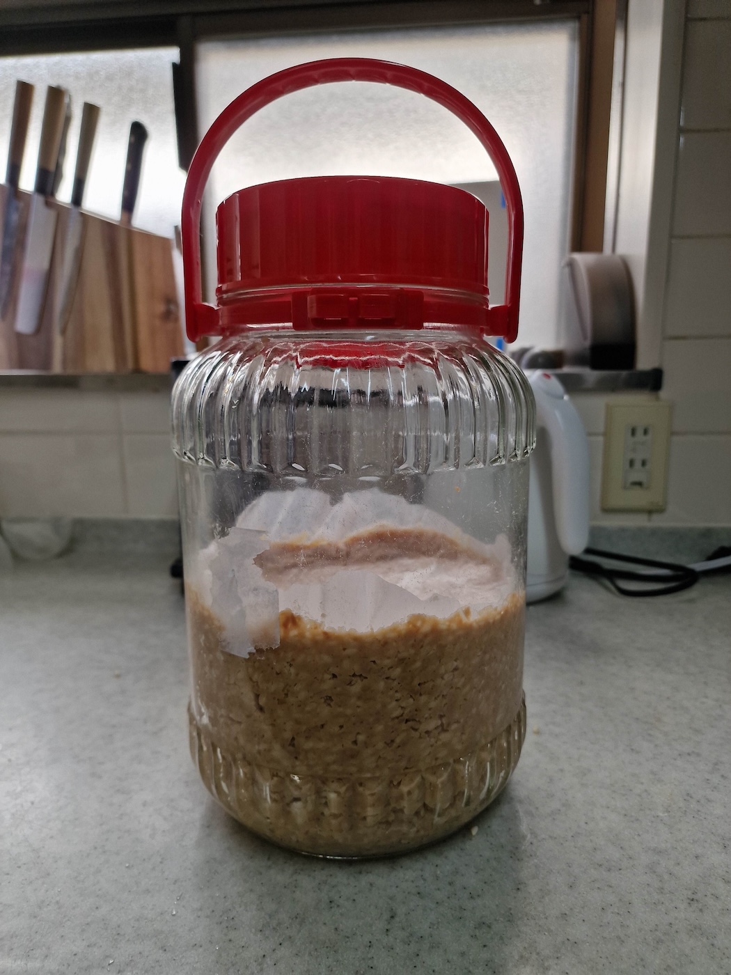 Bildet viser ei krukke med miso