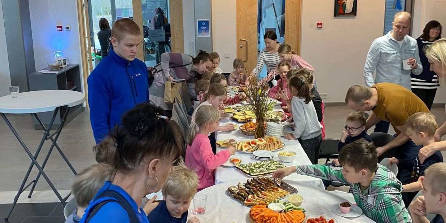 Bildet viser personer stående rundt et koldtbord