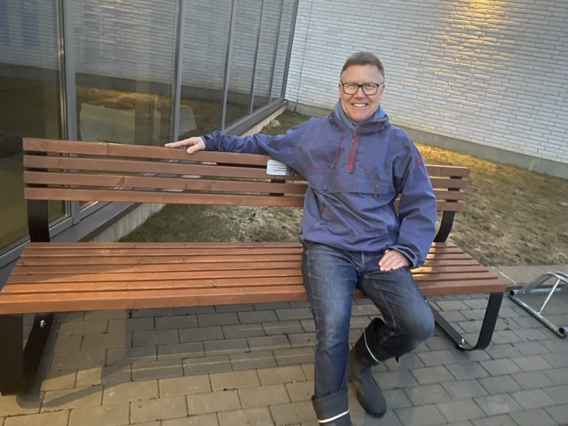 Bildet viser Estland-misjonær Magne Mølster sittende på en benk