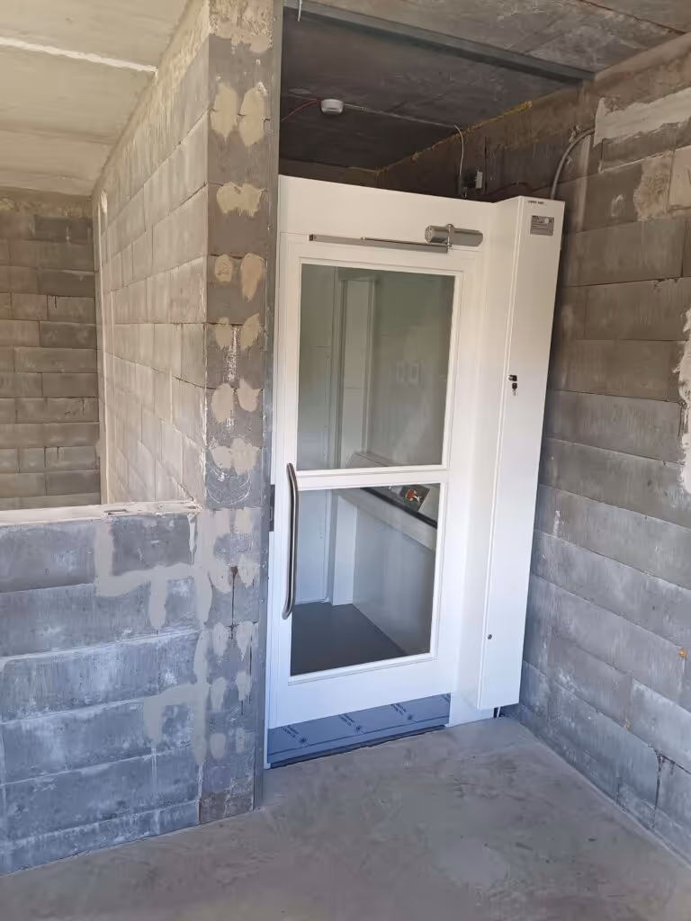 Bildet viser en heisdør