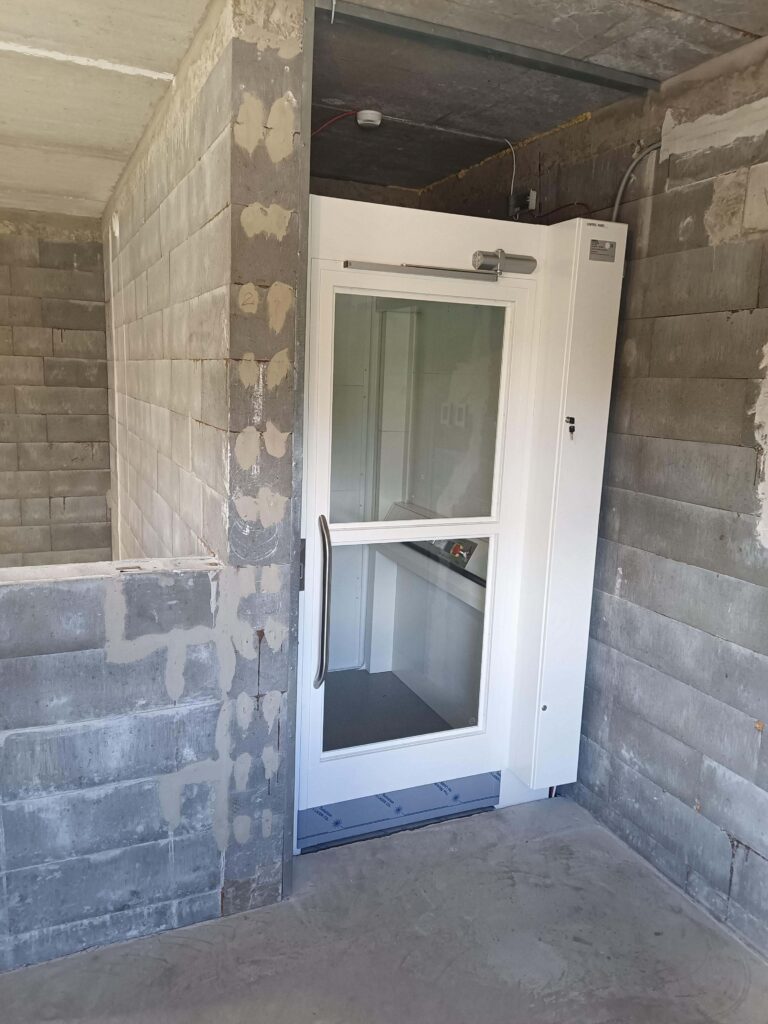 Bildet viser en heisdør