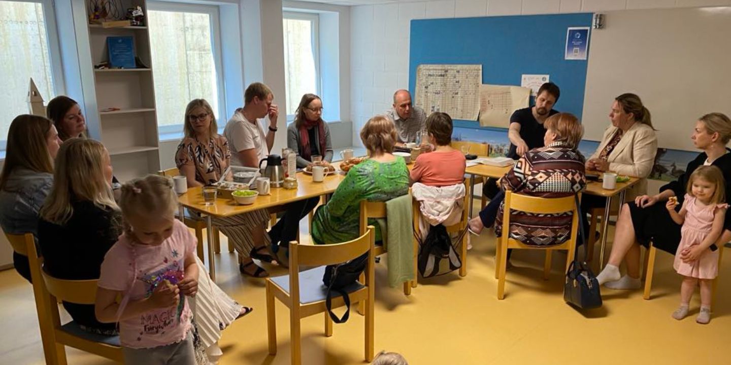 Bildet viser menighetsråd og frivillige som har et sommerlig planleggingsmøte