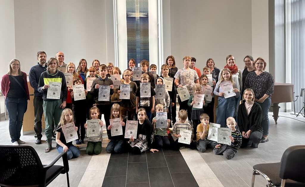 Bildet viser deltakere på store barnedagen 18. mai 2025