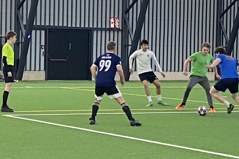 Bildet viser personer som spiller fotball