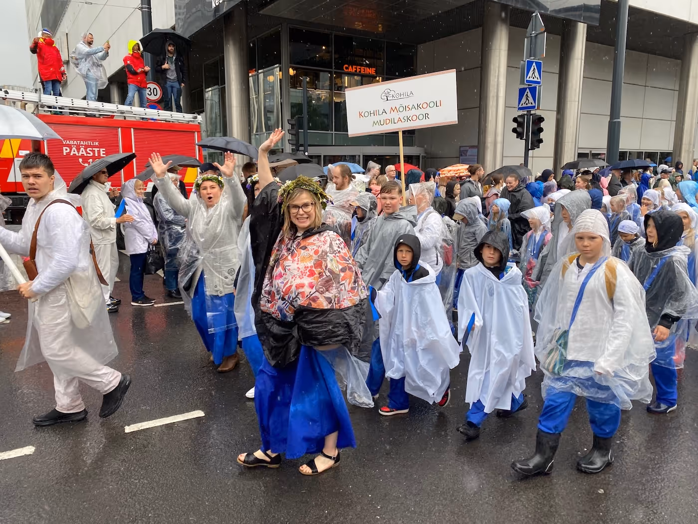 Bildet viser barn som går i barnetog med egne plakater