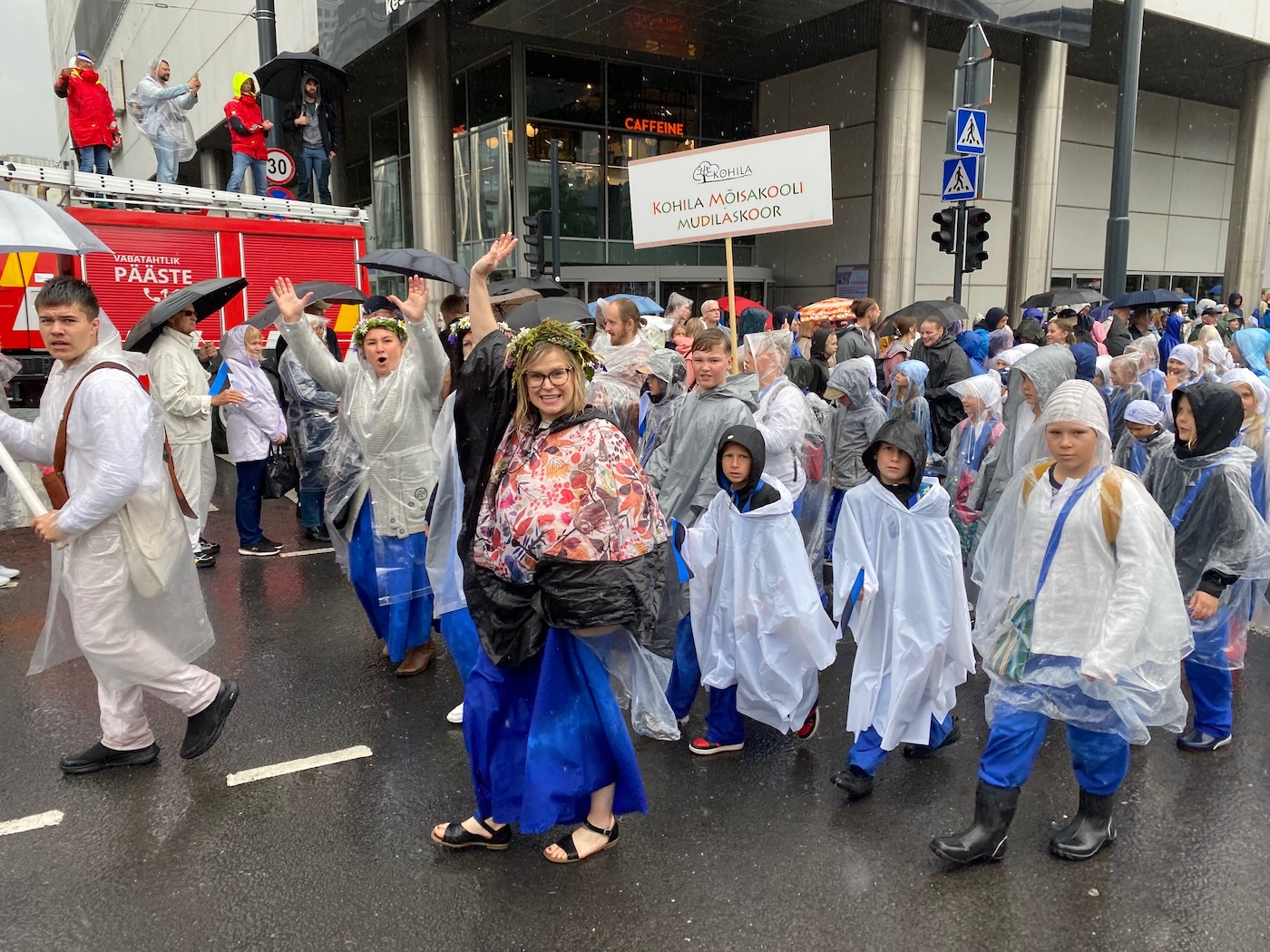 Bildet viser barn som går i barnetog med egne plakater