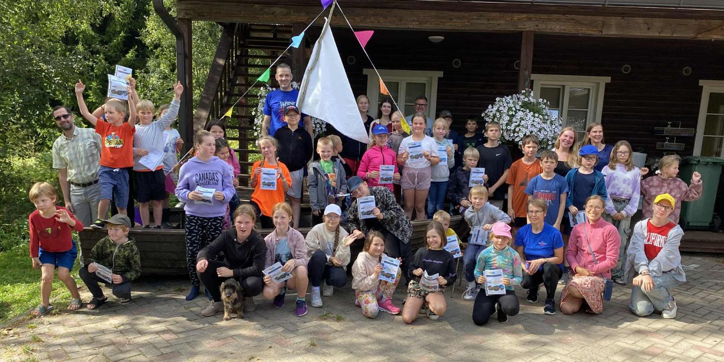 Bildet viser et gruppebilde av deltakerne under Saku barneleir