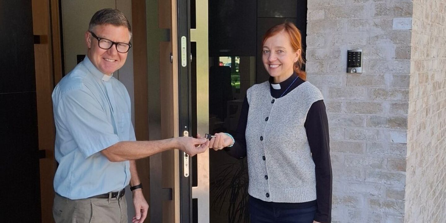 Bildet viser Magne Mølster som overrekker nøkler til Tiina Klement