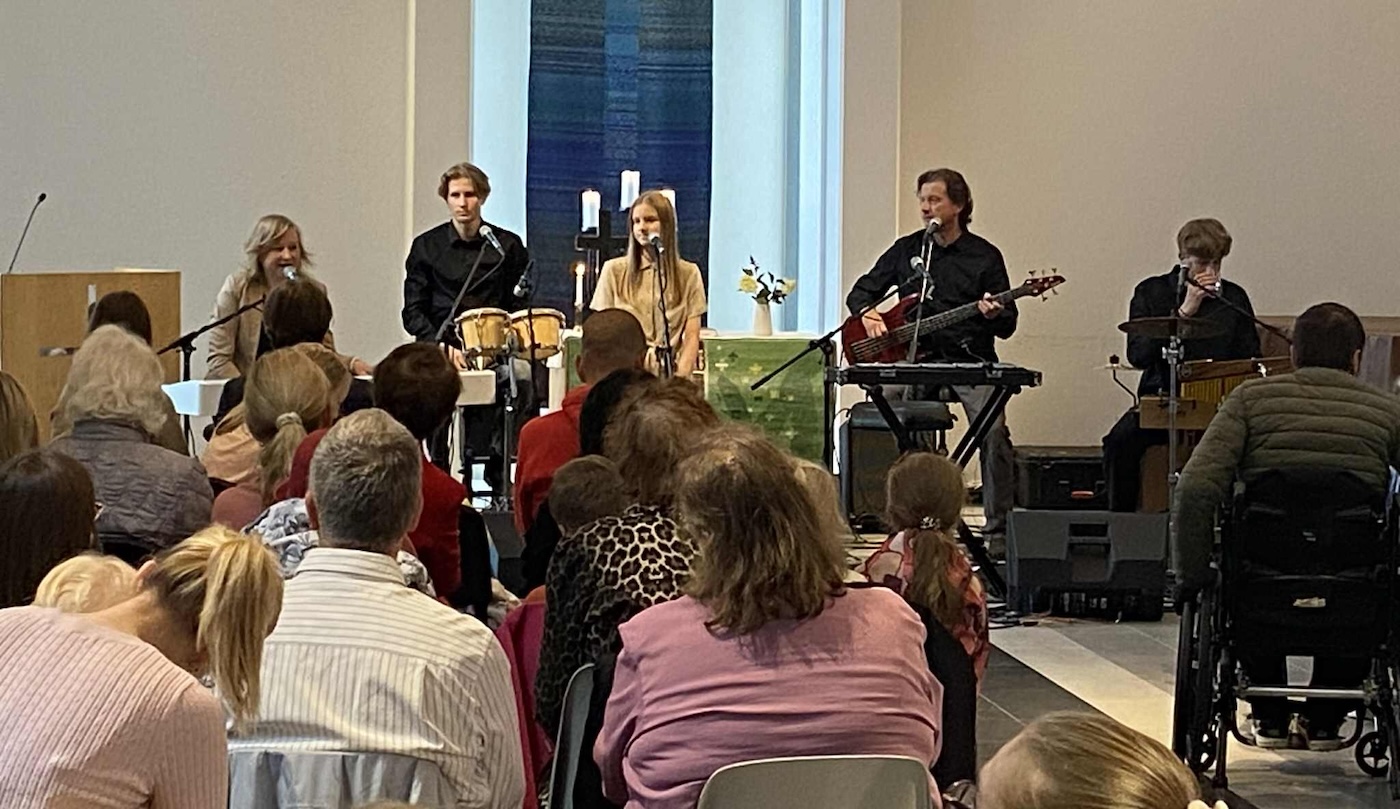 Bildet viser Laiksrete familieband på scenen