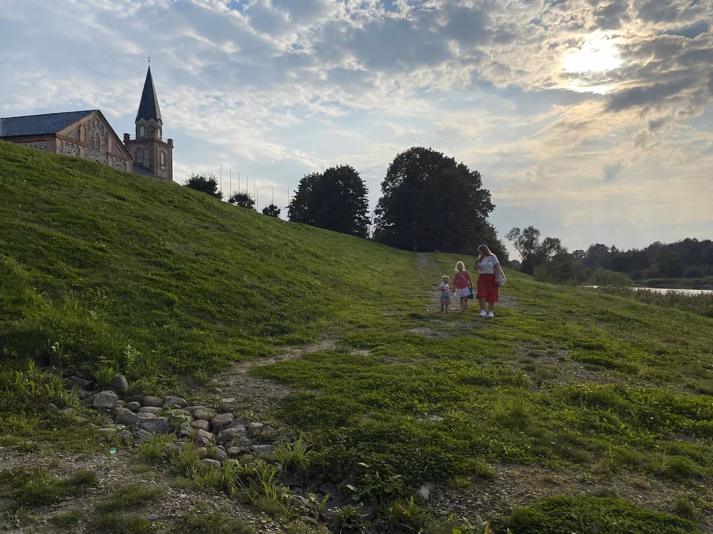 Bildet viser Tori kirke på utsiden, på toppen av en høyde