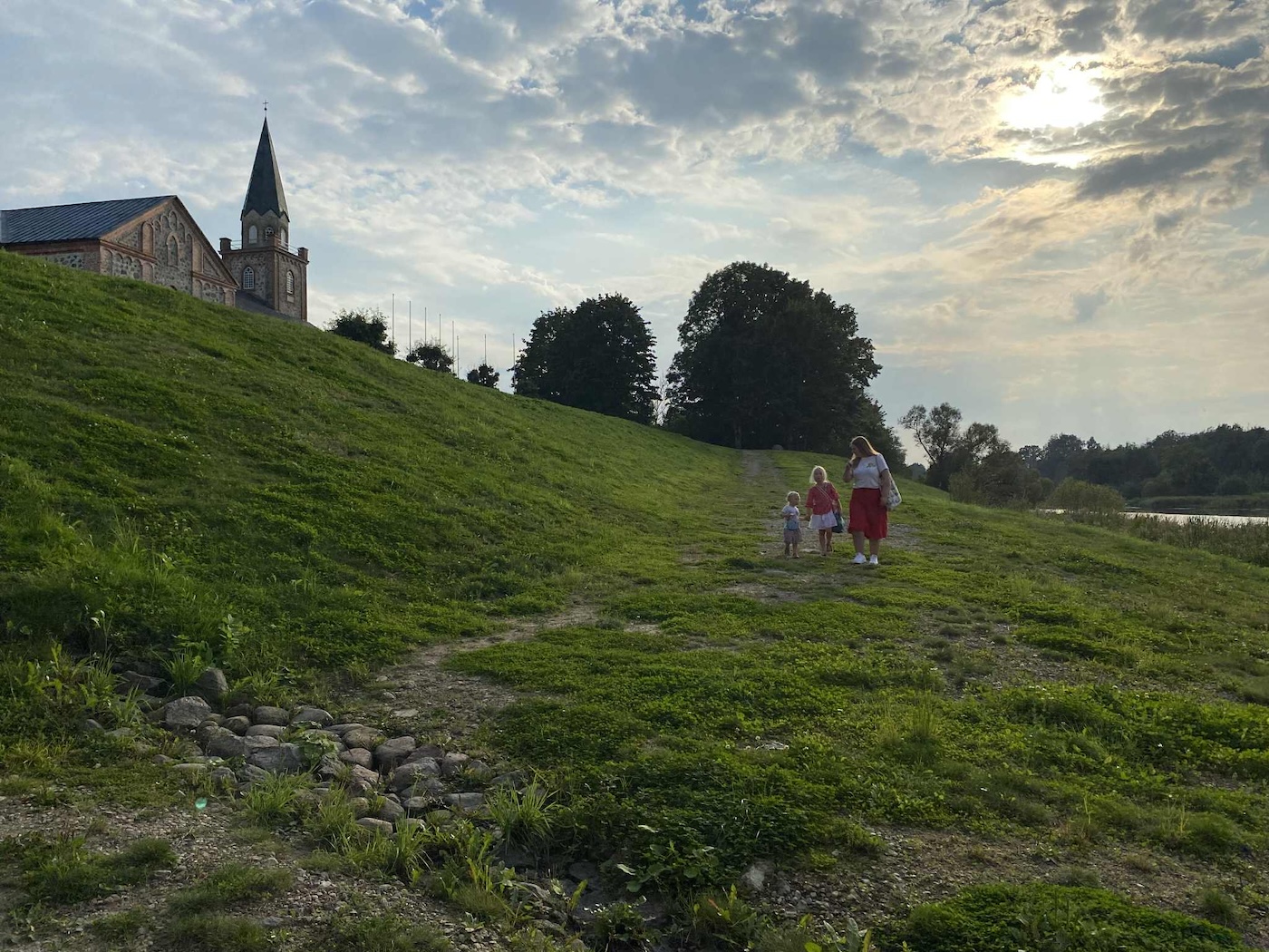 Bildet viser Tori kirke på utsiden, på toppen av en høyde