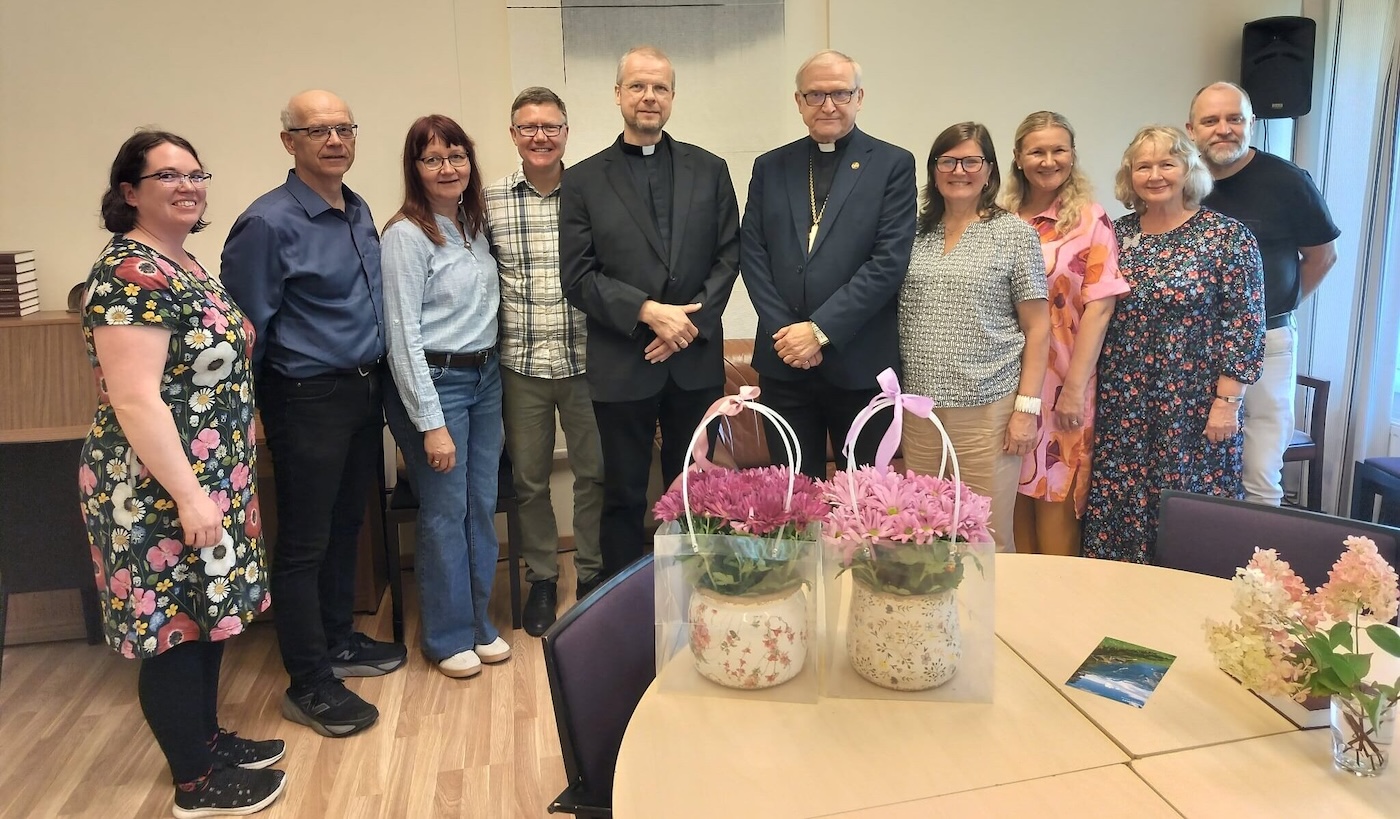 Bildet viser ti personer fotografert i anledning ny leder av den estiske lutherske kirkens misjonssenter